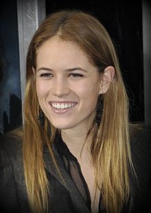 How tall is Cody Horn?